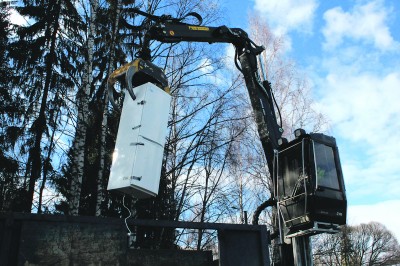 Painavatkin jätteet nousevat hetkessä Romun kyytiin kuorma-auton perässä olevalla tavaranosturilla. 