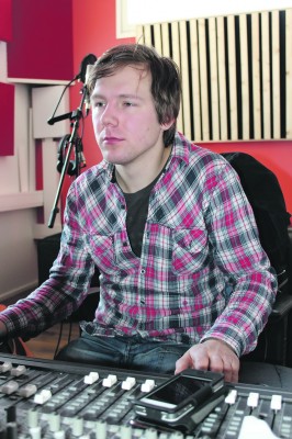 Mikko Nyman viimeistelee tamperelaisen Rockwalli-yhtyeen debyyttialbumia Rantajätkien studiossa.