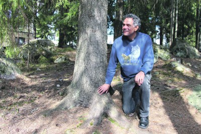 Paul Dockree kuljeskelee mieluusti uudessa kotiympäristössään Vuorentaustassa. Metsäpoluilla hän ihastelee puiden juuria ja tuumii niiden olevan hänen uudet juurensa Suomessa.