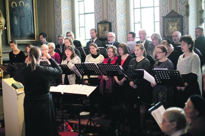 Tampereen ortodoksisen kirkon kuoro lauloi oman kirkkonsa juhlajumalanpalveluksessa viime vuonna. (Kuva: Heikki Santasalo)
