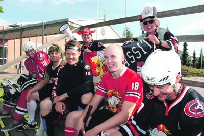 Pelikassien toiminnassa ei turhia patsastella. Hymy on herkässä, kun eri lajiryhmien edustajat poseeraavat Ylöjärven Uutisille Nokian jäähallilla ennen ball hockey -harjoituksia. Alhaalla keskellä puheenjohtaja Henri Mäenalanen, takana vasemmalla faniryhmän vetäjä Juho Lamberg.