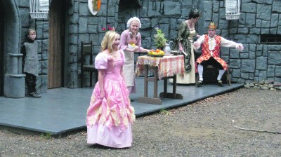 Rämsöön kesäteatterin Prinsessa Ruusunen on ihastuttavaa koko perheen teatteria. Nimiosassa nähdään Iida Ollinpoika (keskellä).