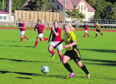 Ylöjärven Ilveksen Jenni Häkli liikkui sunnuntaina livakasti. Tässä hän murtautuu pallon kera ohi Pargas IF:n keskikentän.