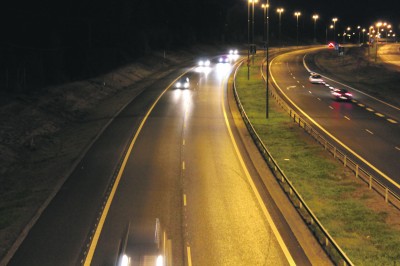 Auton valoista kannattaa kantaa huolta, sillä toimimattomat valaisimet ovat turvallisuusriski syksyn pimeillä. 