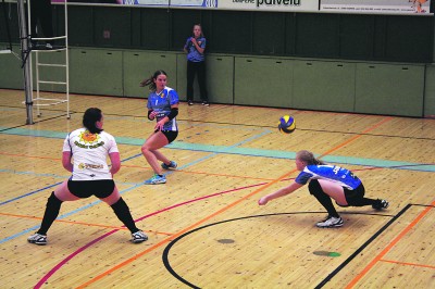 Eevi Ylä-Vitelin takakenttäpeli oli MesTo-ottelussa varsin hyvää. Kuvassa Eevin vastaanottoa seuraavat libero Minna Sikiö (valkoinen paita) ja passari Outi Munnukka.