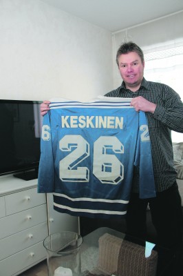 Suomen jääkiekkomaajoukkueen vuoden 1988 sotisopa merkitsee Esa Keskiselle paljon. Se yllään hän luisteli nuorena poikana Calgaryn olympiajäillä. – Numeronihan oli siis oikeasti yhdeksän, mutta se oli jo Kari Elorannan käytössä, ”Essi” nauraa.