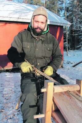 Steve Gourlaylla on puun työstämiseen ihka omat työvälineensä. Tässä penkissä skottilaislähtöinen kurulainen karsii jurtan valmistuksessa tarvittavat koivut sileiksi.