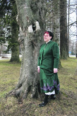 Kunnallisneuvos Airi Anttila halusi lahjoittaa vanhan pukunsa ihmiselle, jonka hoteissa se pääsisi todella käyttöön. Hän päätyi valinnassaan Sirpa Heikkilään. Ylöjärvi-puku istuu perinnepirtin emännälle ja tuoreelle Räikän fröökynälle kuin nakutettu. 