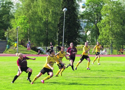 Ykkösen peleissä on selvästi kovempi vauhti kuin viime kauden Kakkosen otteluissa. Taistelu pallosta on välillä erittäin kiivasta. (Kuva: Jari Viitanen)