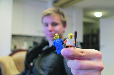 Kaksi Lego-ukkoa, liuta minikokoisia aseita ja digipokkari. Niillä Mikko Haapanen saavutti Youtube-suosionsa. Nykyään sähköalalla työskentelevä parikymppinen nuorukainen ei häpeä teinivuosiensa videopelleilyä. – En kuitenkaan halua tuoda itseäni erityisemmin esille. Hahmot ovat tunnettuja, en minä, hän linjaa.