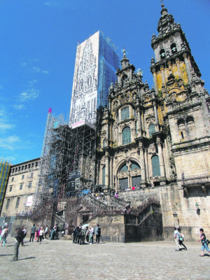 Santiago de Compostelan katedraali on maailmankuulu katolisten pyhiinvaelluskohde. Kostean ilmaston vuoksi rakennuksen julkisivua joudutaan puhdistamaan muutaman vuoden välein.