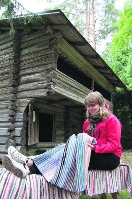 Museotyöntekijä Pihla Tupamäki kertoo, että luhtiaitan ylähuoneissa säilytettiin tekstiilejä. Alakerta oli viljan ja ruoan varasto. Mitä olennaisin luhtiaitan tehtävä oli kesäisen makuusijan tarjoaminen nuorille tytöille. Emäntäväki pysyi suvenkin tuvassa.