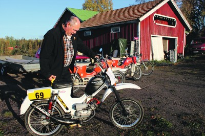 Jukka Peltonen on huoltanut mopot jälleen huippukuntoon Peltokerrointa varten.