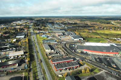 Ylöjärvi on kasvanut ja kehittynyt kymmenen viime vuoden aikana runsaasti. Erityisen paljon uutta on rakennettu kuvassa oikealla näkyvälle Elovainion yritysalueelle. (Kuvat: Ylöjärven Uutisten arkisto)