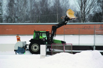 Ylöjärven kaupungin työntekijät aurasivat ja jäädyttivät Ylöjärven Yhtenäiskoulun kaukalon jään viime perjantaina.