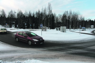 Suurin osa Ylöjärven keskustan liikenneympyröistä valmistui vaiheittain vuosien 2006 ja 2007 aikana. Vuonna 2008 uudistus palkittiin valtakunnallisella Tie paikallaan, katu kohdallaan -liikennesuunnittelupalkinnolla. Kuvan kiertoliittymä Kaurasmäen kupeessa rakennettiin viime vuoden kesällä.