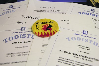 Päästäkseen hälytystehtäviin on suoritettava pakolliset kurssit. Niiden lisäksi VPK:lainen voi jatkaa itsensä kouluttamista. Niin Jani Snellmankin on tehnyt.