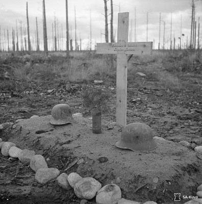 Kuusitoista esiinkaivettua talvisodan tuntematonta sankarivainajaa lepää haudattuina Taipaleenjoen Terenttilässä. Kuva on otettu 25. lokakuuta vuonna 1941. (Kuva: SA-kuva).