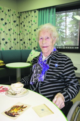 Laura Hakola nautti kahvit viime torstaina Kaisa Mäkäräisen menestyksen kunniaksi. Ensi lauantaina Hakola juo kahvit juhlistaakseen omaa satavuotissyntymäpäiväänsä. Hakola on Ylöjärven toiseksi vanhin asukas. 