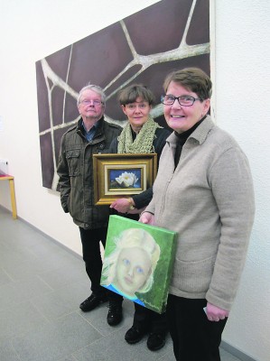 Yrjö Mustonen, Eija Palmi ja Marjo Järventausta (oik.) ovat saaneet maalausryhmästä hengenheimolaisia.