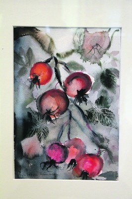Arja Rainion Ruusunmarjat-akvarellityössään kokeilemat tekniikat innoittivat muitakin kerholaisia.