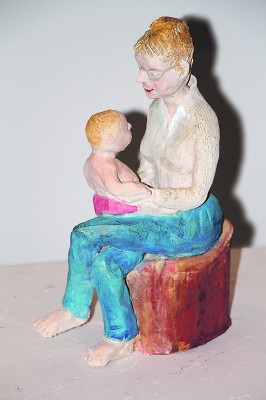 Näyttelyssä on myös patsaita, kuten tämä Marja Härkösen Nykyajan kuningatar Blanka.