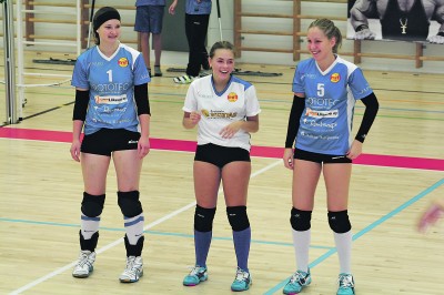 Noora Honkasen (vas.), Ella Kantolan ja Kiia Sylvelininkin ilmeet kirkastuivat SM-lopputurnauksen viimeisissä peleissä, vaikka mitalitavoite jäikin saavuttamatta.