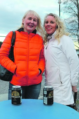 Maarit Jaakkonen (vas.) ja Suvi Kostamovaara nauttivat kylmistä juomista Räikän rannassa ennen Eppujen keikkaa.