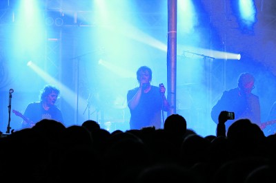 Juha Torvinen (vas.), Martti Syrjä ja Mikko ”Pantse” Syrjä antoivat huiman näytteen osaamisestaan muun yhtyeen kanssa.
