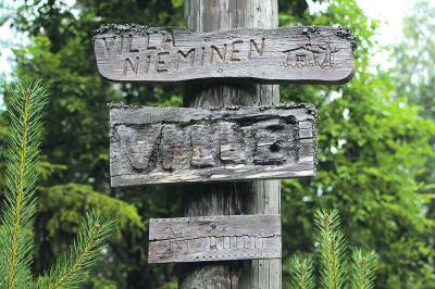 Luonnon keskellä sijaitseva Niemisten kesäasunto on nimetty leikkisästi Villa Niemiseksi. Ville Niemisen mielestä Lempiäniemessä on parasta rauha. – Mökillä on mukavaa, jos siitä ei tee itselleen työleiriä, hän tuumaa.