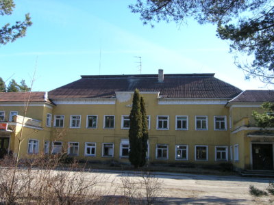 Suomalaista hoivakotia varten on jo hankittu sopivat tilat Nömmen kaupunginosasta Tallinnasta. Vuonna 1957 valmistunut kivitalo on entinen sairaala. (Kuva: Jari-Vesa Isokotamäki)