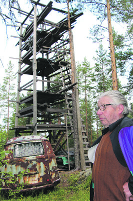 Vanhan tähystystornin sijoille Littunen on rakentanut itselleen uuden tornin lintujen tiirailuun.