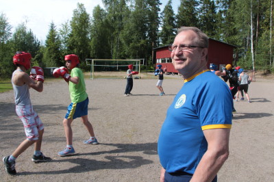 Tampereen Voimailuseuran kesäleiri liikutti isoa joukkoa nuoria nyrkkeilijöitä viime viikolla. Ylöjärven Kivijärvi on seuran puheenjohtajan Aarno Laukkasen (oik.) mukaan mainio paikka aloittaa valmistautuminen syksyn treeneihin.