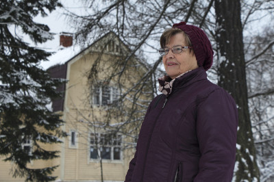 Ylöjärvi-Seuran naistoimikunta kokoontuu joskus paikallisyhdistyksen tukikohdassa vanhassa Mikkolan rakennuksessa. Useimmiten se kuitenkin asettuu välittömälle seurustelulle sopiviin puitteisiin jonkun jäsenen kotiin, kertoo toimikunnan puheenjohtaja Kerttu Blom.