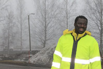 Ylöjärveläisellä Badara Sathiella on ollut Suomessa totuttelemista paitsi kieleen myös säähän. Mies ei pidä talvesta, tosin lopputalvella helpottaa, kun tietää, että kevät on tuloillaan. – Jos on lunta eikä ole paljon pakkasta, on ihan mukavaa. Mutta jos on 15 astetta pakkasta, kyllä musta mies jäätyy! hän irvistää naurahtaen. Sumuinen kuvaussää ei sen paremmin hymyilyttänyt. – Tämä on ihan surullinen ilma.