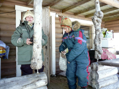 Lapissa Enontekiössä Srisukh (oik.) pääsi tutustumaan myös poromiehen mökkiin. Kuvassa tytöllä on seuranaan isäntäperheen Tellervo Leppänen. (Kuva: Seppo Leppänen)