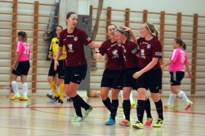 Maalintekijä Ida Lohtander saa joukkuetovereiltaan onnitteluja ottelussa FC Nokiaa vastaan. (Kuva: Esa Norvia)