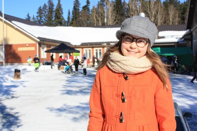 12-vuotias Oona Pätäri nautti talvitapahtumassa auringonpaisteesta ja kavereidensa seurasta. Pätäri on onnellinen siitä, että Mutalan koulussa kaikki oppilaat ovat keskenään kavereita eikä kenenkään tarvitse olla yksin.