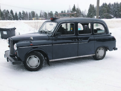 Carbodies FX4 on Suomen oloissa sangen silmiinpistävä kulkupeli. Talvikuukausina auto on ollut säilytyksessä Teiskossa, koska siinä ei ole talvirenkaita. Lontoossa moisia ei edes tarvita. (Kuva: Charles Beresford)