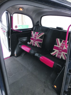 Lontoolaisessa taksissa ei tarvitse voivotella ainakaan jalkatilan puutetta. (Kuva: Charles Beresford)