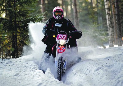 Reijo Karppinen sai pyöränsä vauhtiin Päijänteen lumisilla urilla (Kuva: Tero Katila).