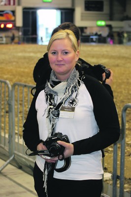 Viljakkalalaisen Tuulensillan tallin yrittäjä Johanna Ihalainen työskenteli hevosmessuilla SIHY:n messukoordinaattorina. 