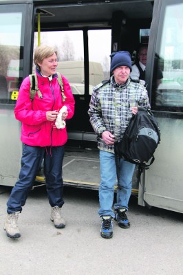 Paula Kantojärvi ja Pentti Toivanen astuivat palvelubussin kyydistä samassa paikassa Soppeenmäessä. Tarvittaessa kuljettaja olisi kuitenkin voinut jättää matkustajansa eri paikkoihin.