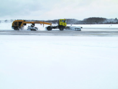 Lentokentät käyttävät Sajakorpi Oy:n valmistamia harjoja. Kimmo Sajakorpi on jalostanut tuotteen, joka kestää kovia sääolosuhteita ja rajua käyttöä.