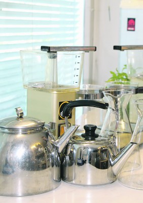 Yhdellä kahvinkeittimellä ei välttämättä pärjää. Keittimiä, kannuja ja muita astioita voi lainata vaikka naapurista.