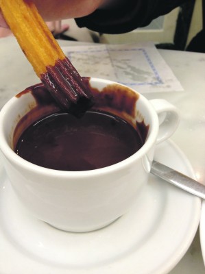 Chocolate con churros eli vapaasti suomennettuna uppopaistettu donitsitaikina kuuman suklaan kanssa on paikallinen herkku, joka vie kielen mennessään.