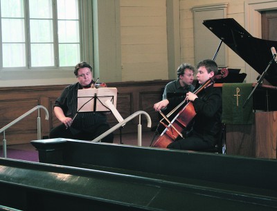 Sunnuntain päätöskonsertissa esiintyivät viulisti Ville Koponen, pianisti Roope Gröndahl ja sellisti Tuomas Lehto. Ohelmassa oli tarjolla Schubertia.