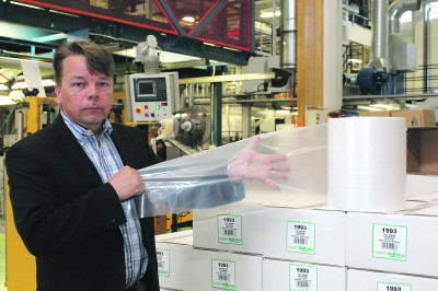 Myyntiryhmän päällikkö Jukka Suvisalmi esittelee Plastirollin biohajoavaa pakkausmateriaalia. Tuotekehityksen ansiosta materiaali on saatu kirkkaaksi.