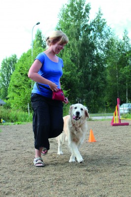 Maria Riski on harrastanut rally-tokoa Onni-koiransa kanssa viime vuoden kesäkuusta saakka. – Laji on rento, mutta se tarjoaa silti haasteita, Riski toteaa.