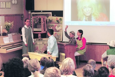 Oppilaat esittivät koulunkäynninohjaaja Leena Järvisen kirjoittaman näytelmän Koulun arki. 
